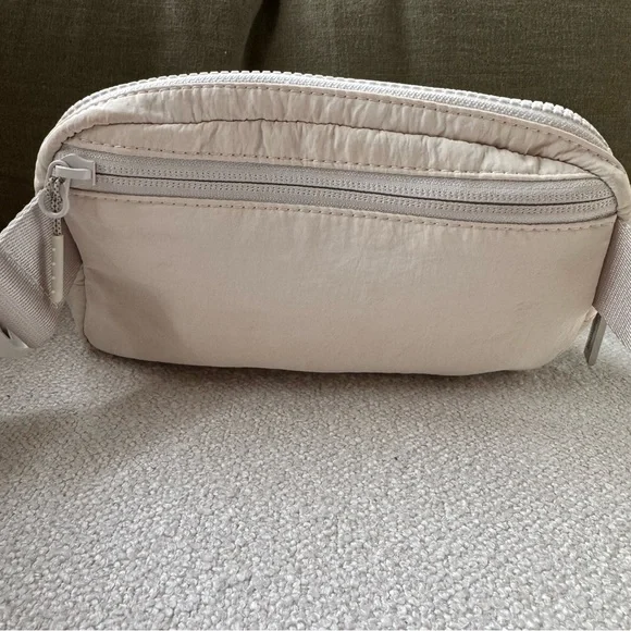 Lululemon Everywhere Belt Bag Cream Silver - Picture 6 of 7
